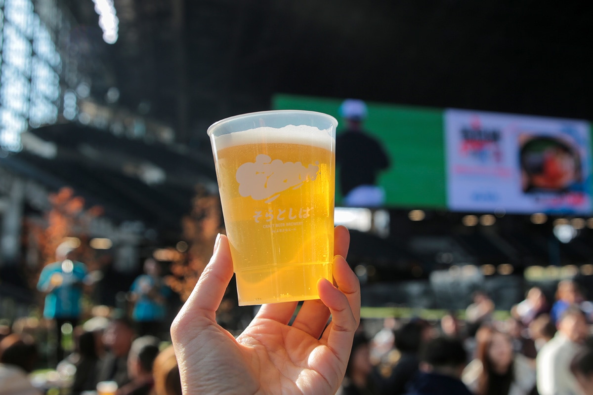 ビールが入ったそらとしばのロゴカップの写真