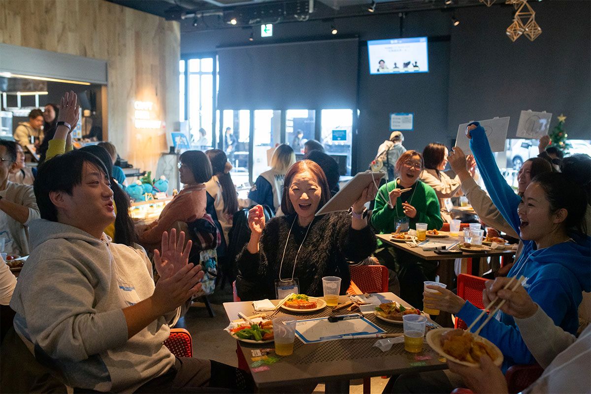 クイズ大会で正解し、喜んでいるチームの様子