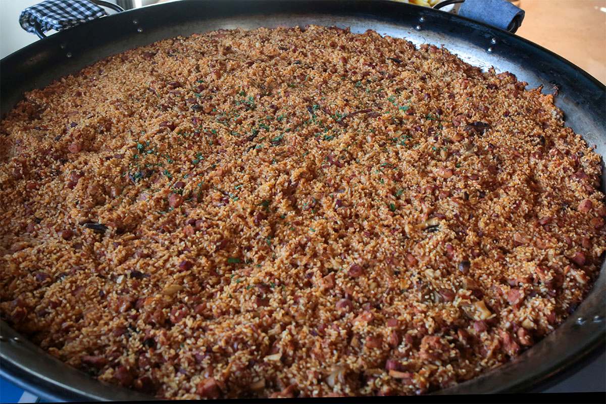 巨大なパエリアパンに入った「いろいろお肉のパエリア」