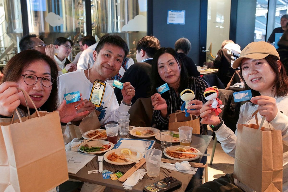 クイズ大会1位チームの集合写真。オリジナルグラス2脚セットと非売品のそらとしばきらきらステッカー