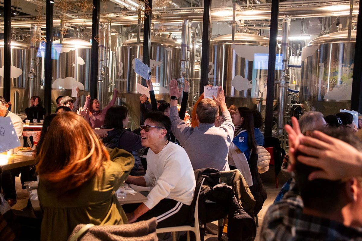 クイズ大会で盛り上がっている様子の会場