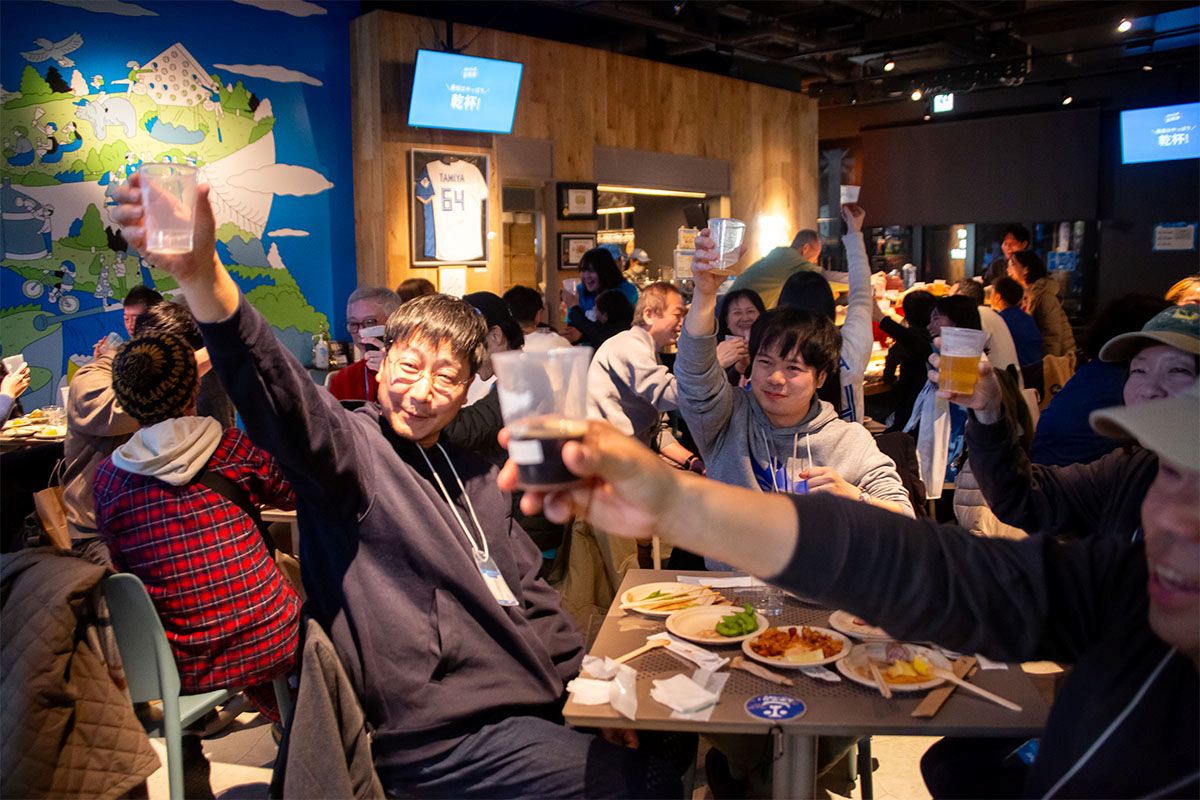 そらとしば忘年会2025の会場で乾杯している様子