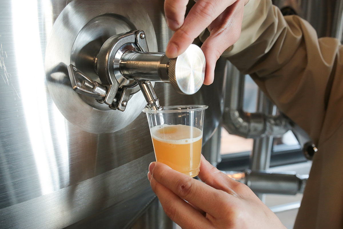 そらとしば醸造所見学ツアーで提供されるタンクから直接出したクラフトビール