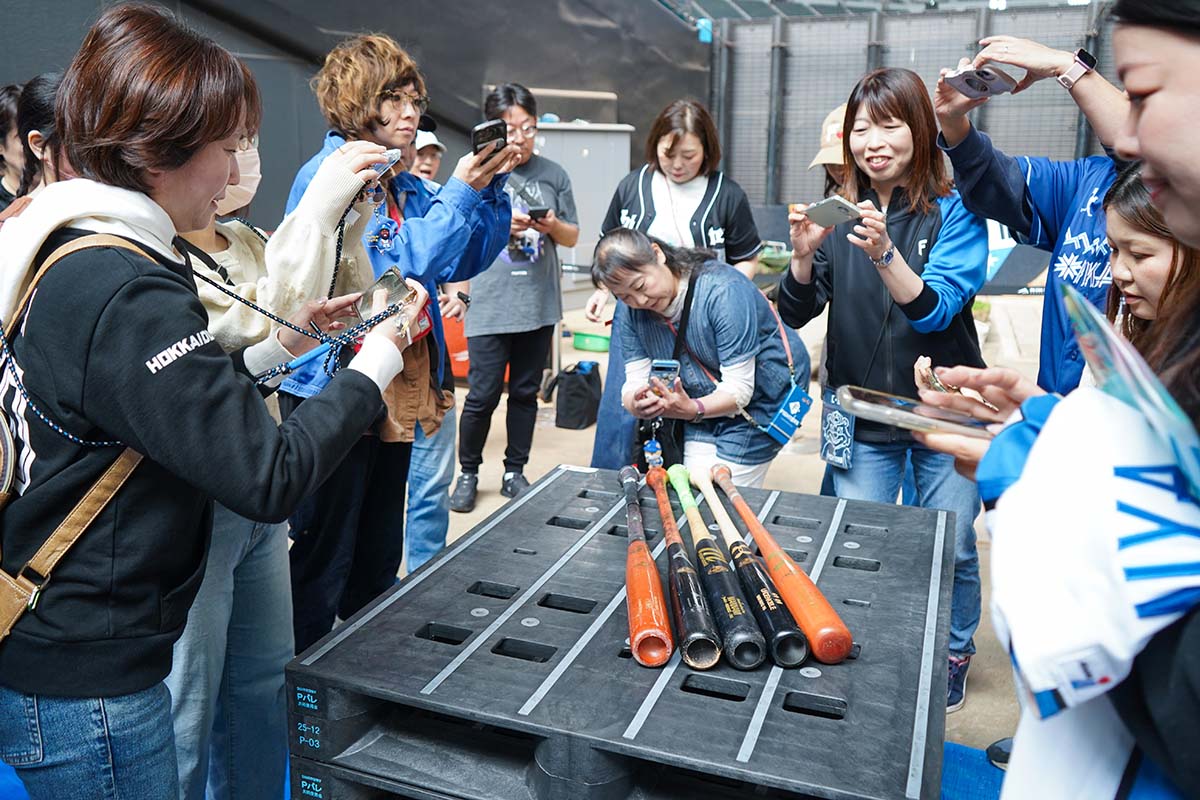 そらとしば バット加工作業体験イベント2026 バットを撮影する参加者の様子