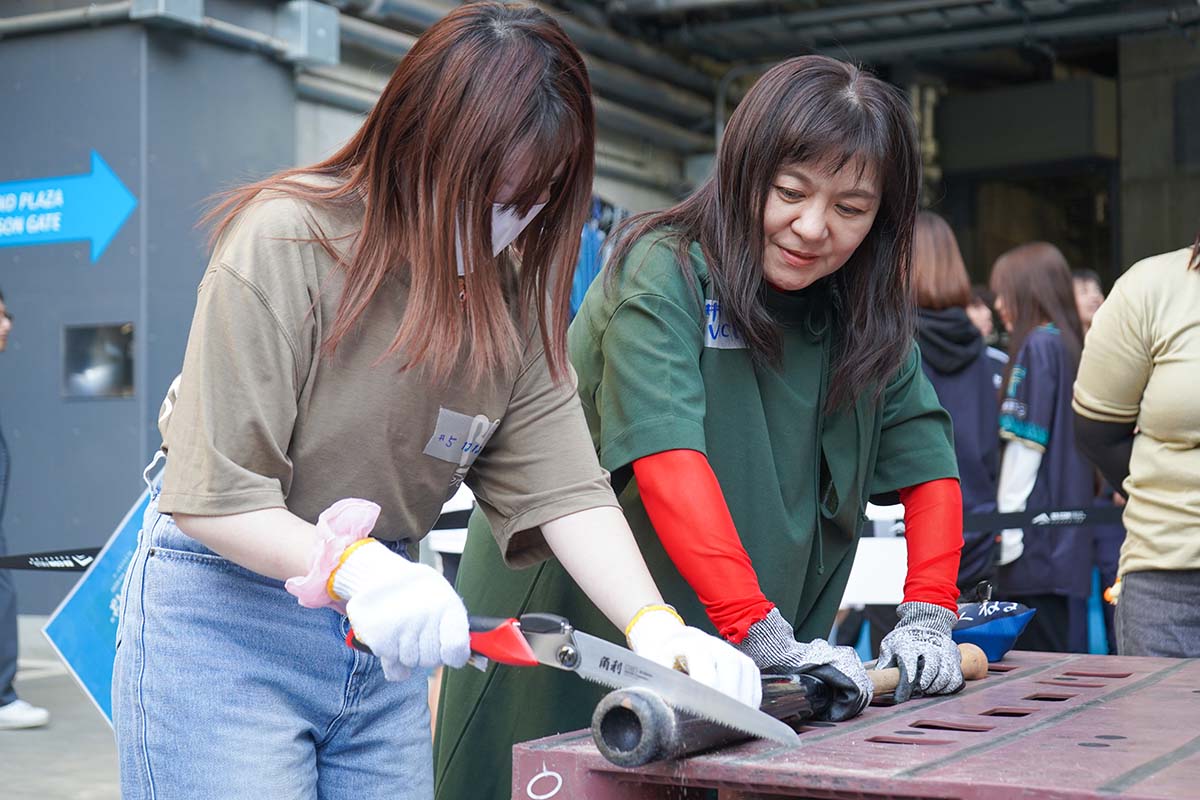 そらとしば バット加工作業体験イベント2026 バットをのこぎりでカットしている様子