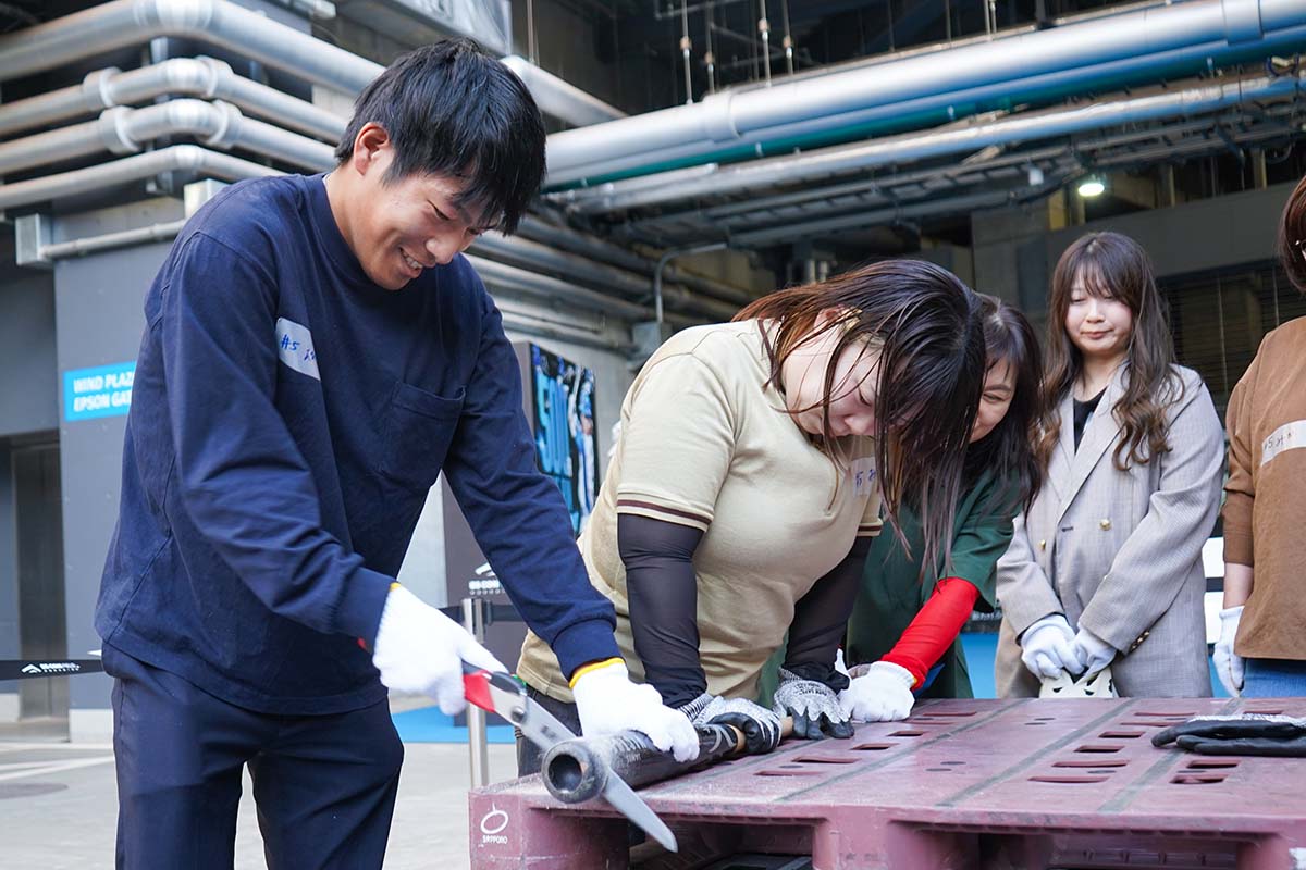 そらとしば バット加工作業体験イベント2026 バットをのこぎりでカットしている様子