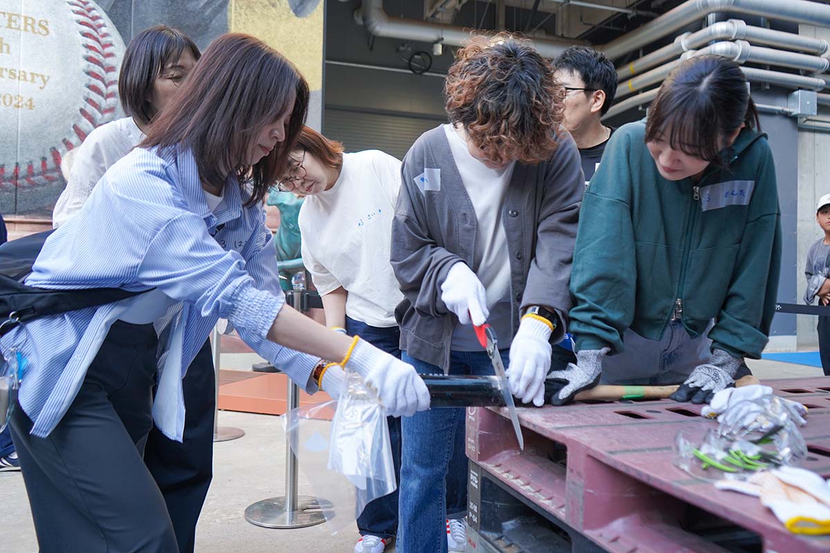 そらとしば バット加工作業体験イベント2026 バットをのこぎりでカットしている様子