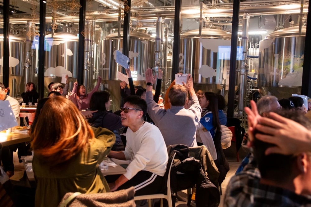 お店でテーブルごとにお話をする様子