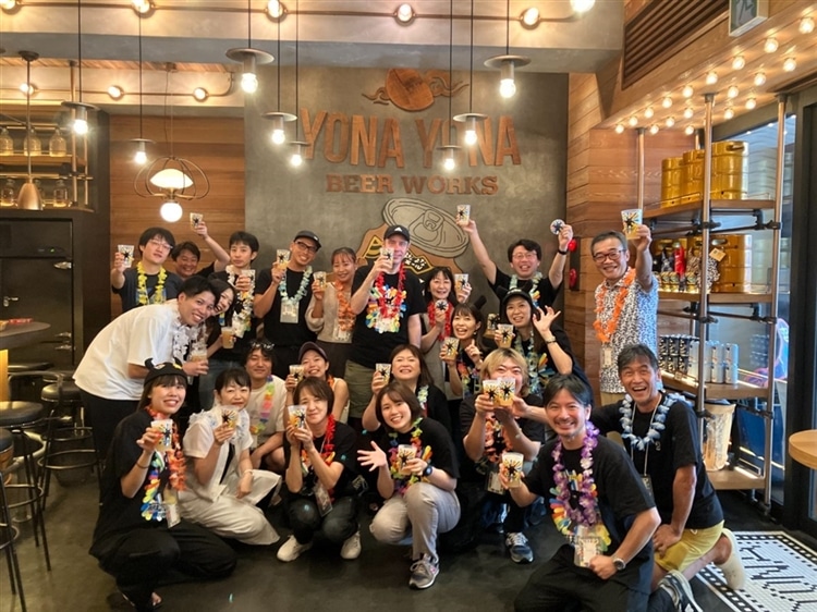 ビールをもって集合写真