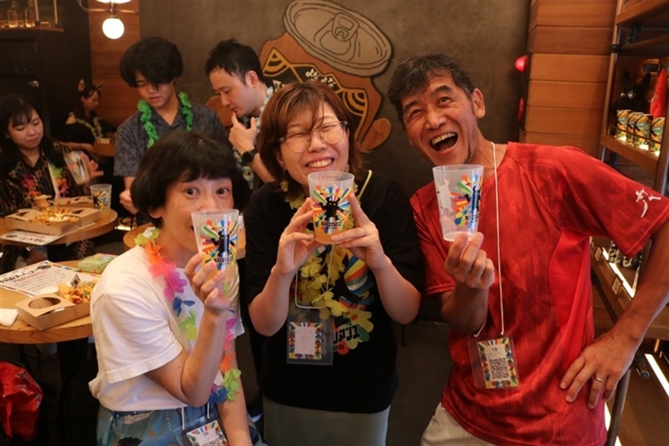 リユースカップを持って喜ぶスタッフとお客様