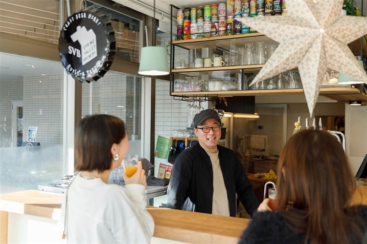 関町セラーさんのバーカウンターで女性二人が飲んでいる様子