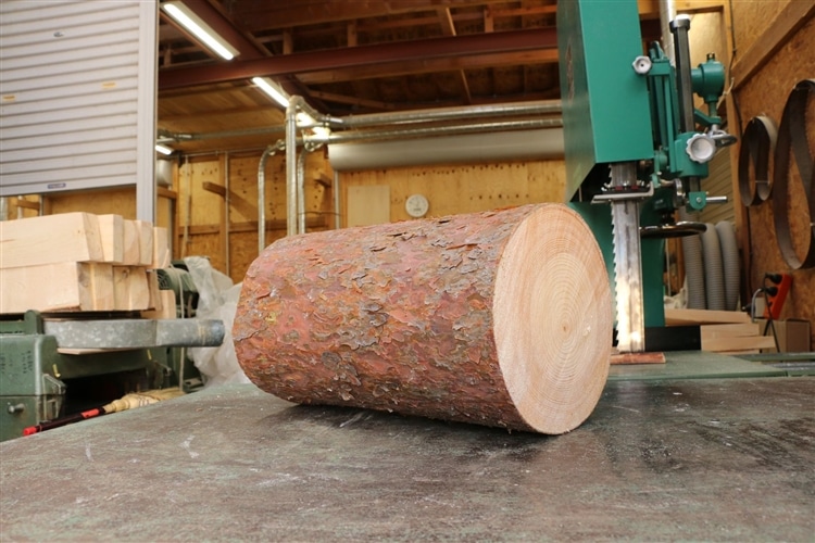 伐採した木を、経木をつくるための角材に加工していきます。