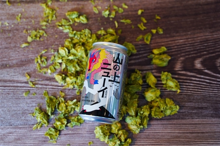 長野山梨限定のクラフトビール「山の上ニューイ」とホップの写真