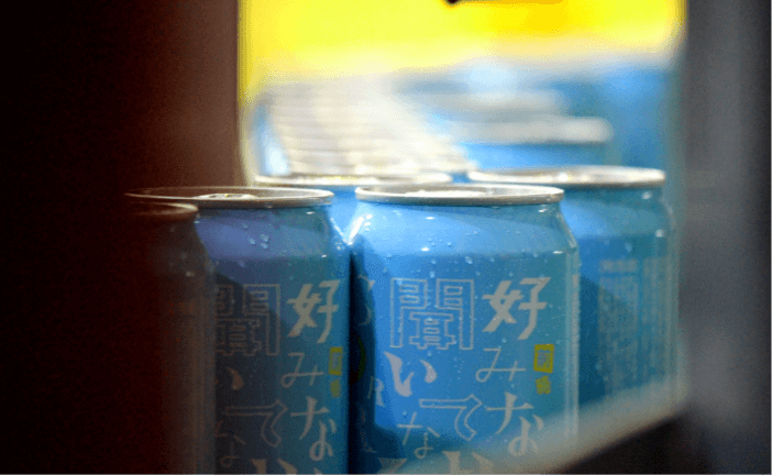 熟成したビールを丁寧に充填