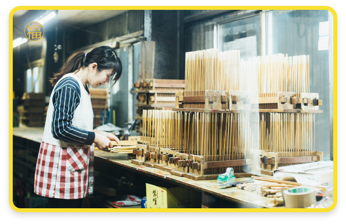工場で作業する職人の様子