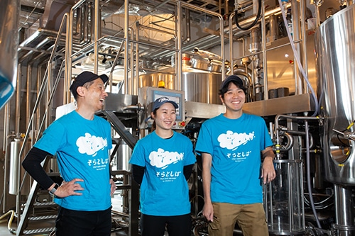 タンクの前で並ぶそらとしばbyよなよなエールのブルワー(ビール醸造士)たちの画像