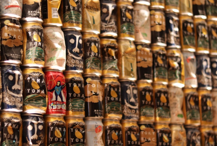 ヤッホーブルーイングがつくる様々ビールの空き缶が壁一面にハマっている画像