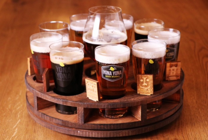 円形トレーに9種類のクラフトビールが並んでいる画像