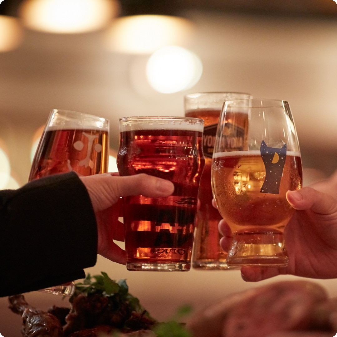 様々なクラフトビールで仲間と乾杯している画像