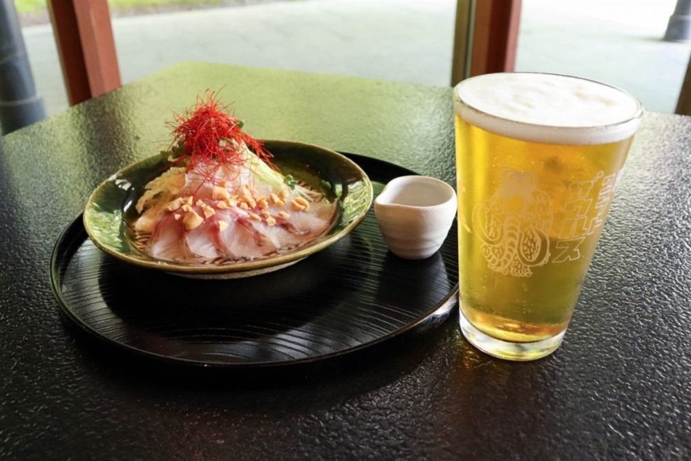 軽井沢　村民食堂のいわなのお造りとビール