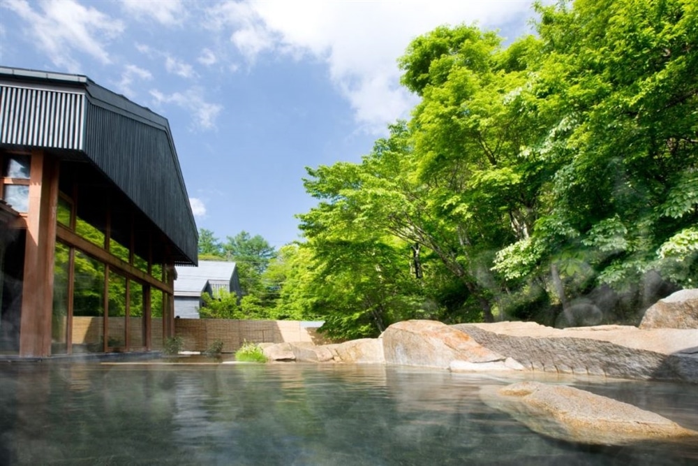 軽井沢　星野温泉トンボの湯の露天風呂