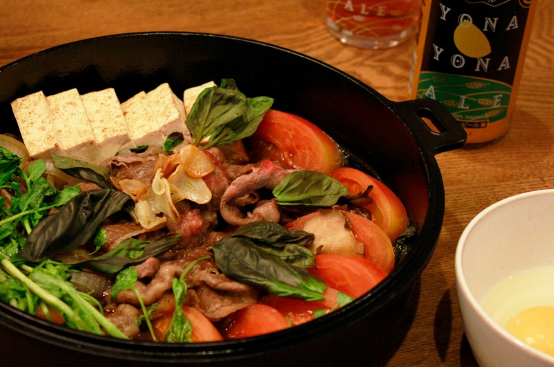 いつもの鍋を洋風アレンジ よなよなエールに合う「トマトすき焼き鍋」