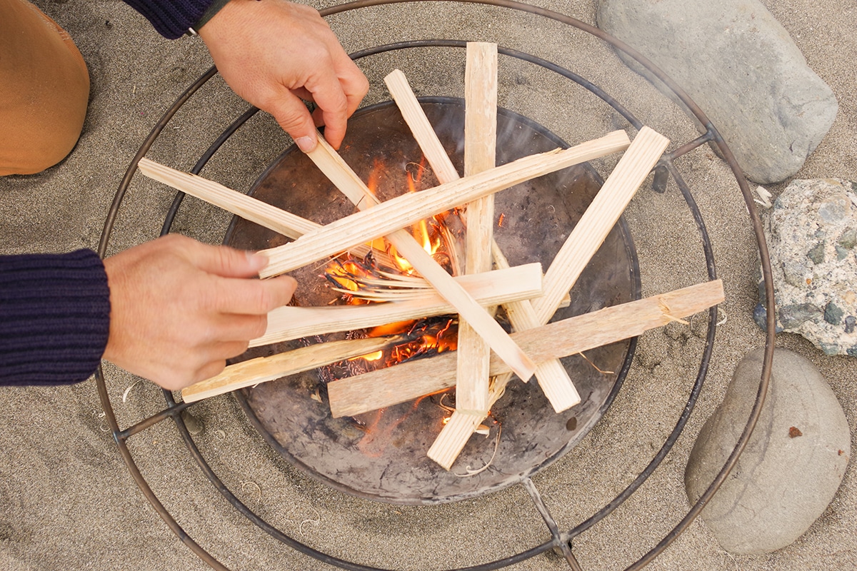 小さな薪をくべ、炎を育てる