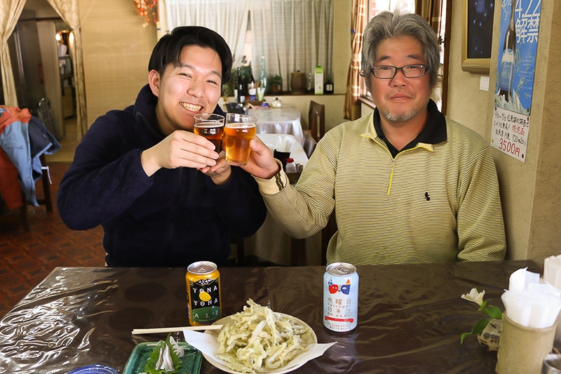 ワカサギ釣り後に乾杯!
