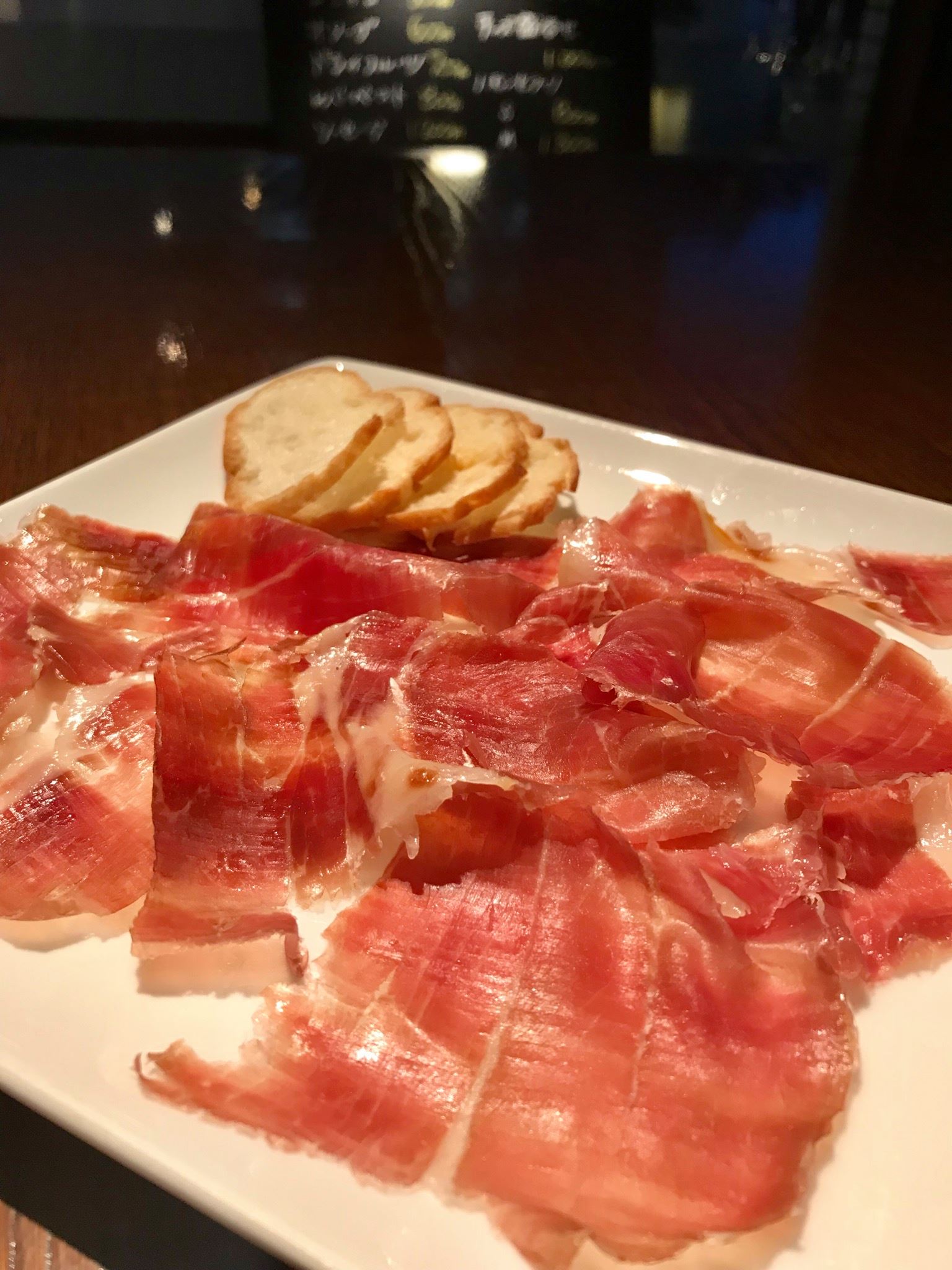 札幌・琴似の「Bar Diversion」は生ハムがおすすめ。よなよなリアルエールとの相性もピッタリ。