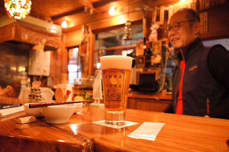 横須賀の老舗アウトドアグッズショップ&バー「カドヤ」にて、よなよなエールのレアグラス