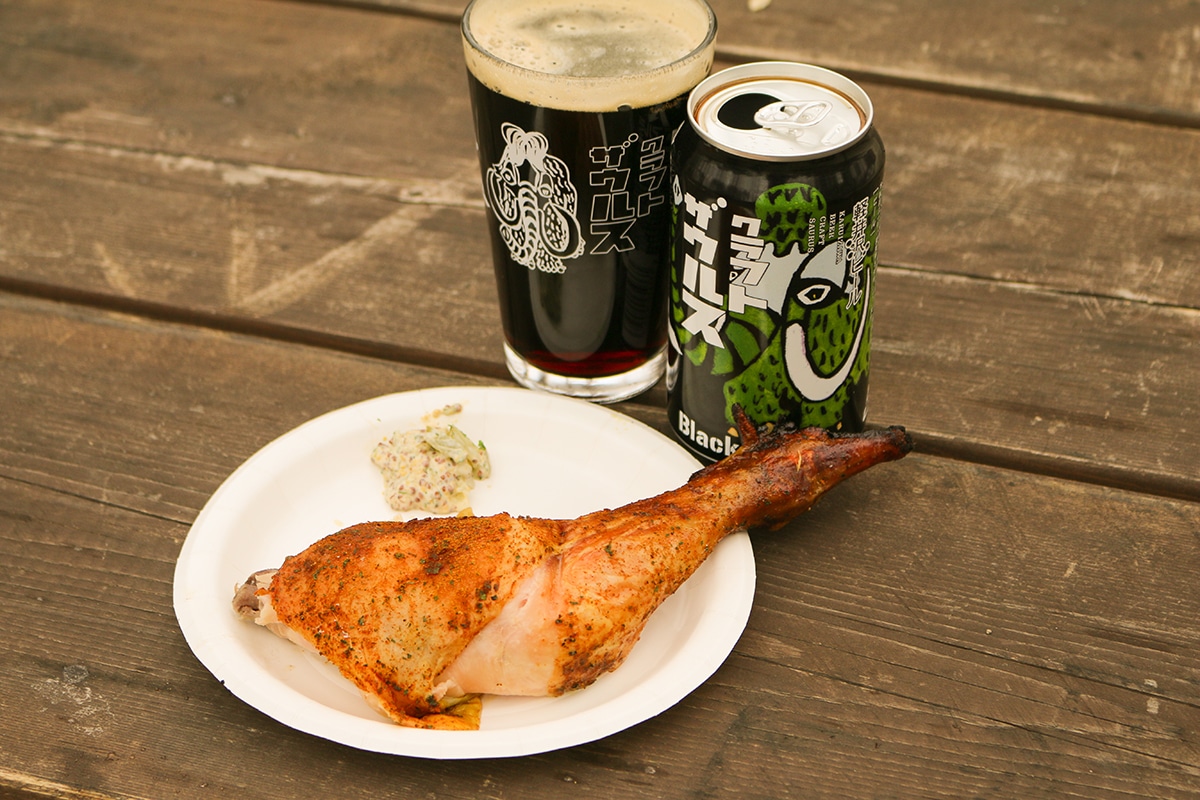 ビア缶チキンと軽井沢ビール クラフトザウルス ブラックIPA