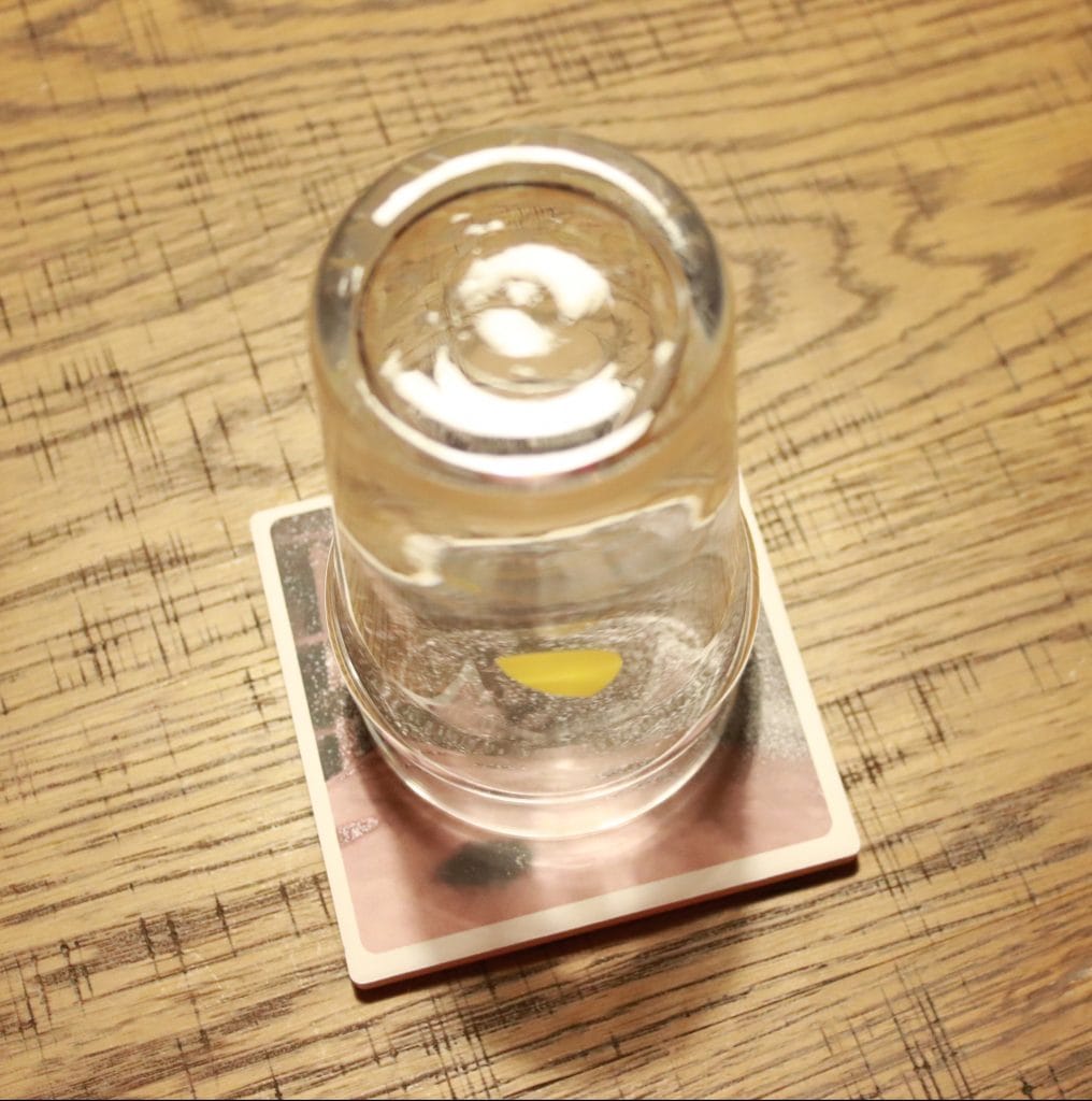 濡れたグラスをコースターの上に逆さにして置くことで、グラスの中まで乾かしてくれる