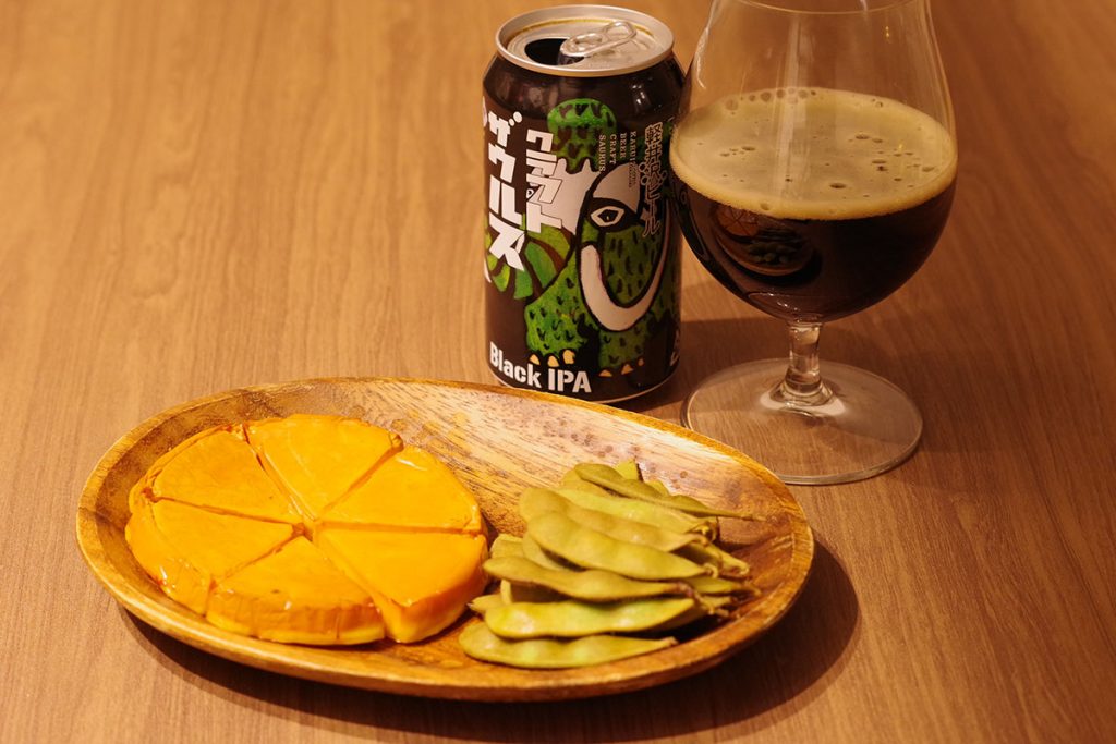 燻製チーズ・燻製枝豆と、軽井沢ビール クラフトザウルス ブラックIPA