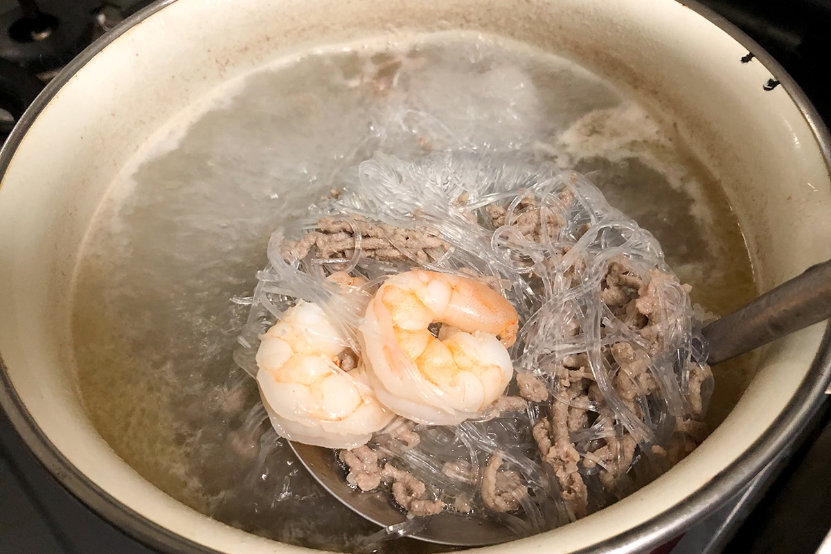 豚ひき肉、エビ、春雨をゆでる