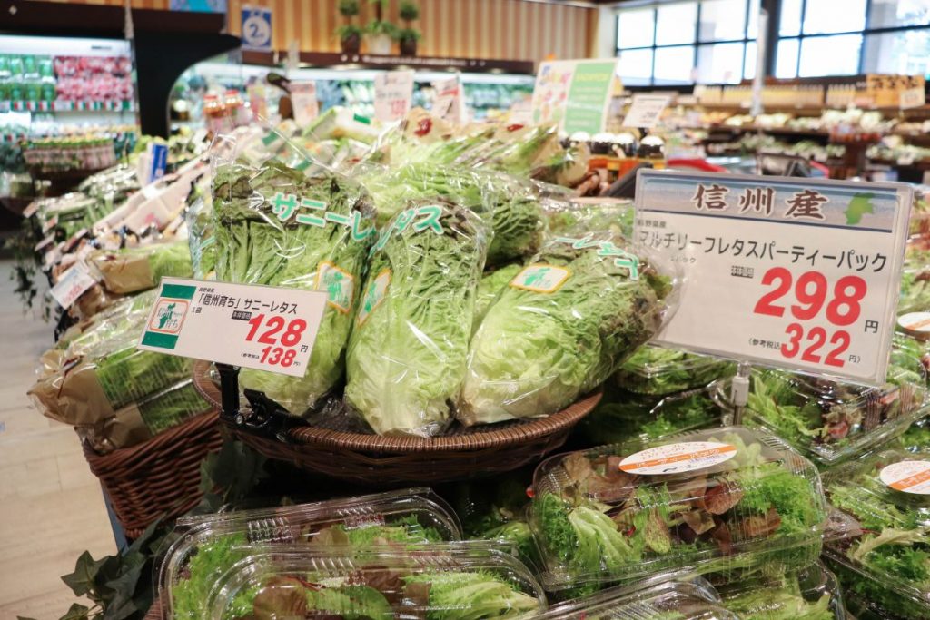 デリシア軽井沢店の新鮮な野菜コーナー
